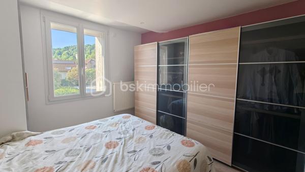 🏡 À découvrir à La Buisse – Appartement entièrement rénové de 85,5 m²

Dans une copropriété de 8 Logements et situé sur la très recherchée commune de LA BUISSE, 
cet appartement entièrement rénové de 85,5 m² saura vous séduire par ses volumes généreux, et la qualité de ses prestations.
Dès l’entrée, vous découvrirez une belle pièce de vie conviviale composée d’un vaste séjour ouvert sur une cuisine récente, aménagée et équipée de marque Schmidt, 
idéale pour partager des moments en famille ou entre amis.

L’espace nuit se compose de trois chambres, d’une salle de bain avec douche à l'italienne, ainsi que de deux WC, offrant un confort appréciable au quotidien.
Une buanderie indépendante, et un balcon agrémente ce bien.

Côté équipements, aucun travaux n’est à prévoir :
✔ Double vitrage PVC sur l’ensemble des ouvertures
✔ Volets roulants électriques
✔ Moustiquaires installées sur toutes les fenêtres
✔ Chauffage et production d'eau chaude par chaudière individuelle au gaz (De Dietrich) 
✔ Porte d’entrée neuve
✔ Appartement entièrement rénové avec goût
✔  DPE Classé C 

Le plus, une place de stationnement réservée dans le parking privé de la résidence.

Un bien clé en main, alliant confort moderne et fonctionnalité, dans un environnement recherché.

📍 Rare sur la commune de La Buisse !
