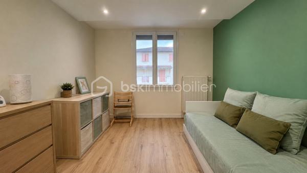 🏡 À découvrir à La Buisse – Appartement entièrement rénové de 85,5 m²

Dans une copropriété de 8 Logements et situé sur la très recherchée commune de LA BUISSE, 
cet appartement entièrement rénové de 85,5 m² saura vous séduire par ses volumes généreux, et la qualité de ses prestations.
Dès l’entrée, vous découvrirez une belle pièce de vie conviviale composée d’un vaste séjour ouvert sur une cuisine récente, aménagée et équipée de marque Schmidt, 
idéale pour partager des moments en famille ou entre amis.

L’espace nuit se compose de trois chambres, d’une salle de bain avec douche à l'italienne, ainsi que de deux WC, offrant un confort appréciable au quotidien.
Une buanderie indépendante, et un balcon agrémente ce bien.

Côté équipements, aucun travaux n’est à prévoir :
✔ Double vitrage PVC sur l’ensemble des ouvertures
✔ Volets roulants électriques
✔ Moustiquaires installées sur toutes les fenêtres
✔ Chauffage et production d'eau chaude par chaudière individuelle au gaz (De Dietrich) 
✔ Porte d’entrée neuve
✔ Appartement entièrement rénové avec goût
✔  DPE Classé C 

Le plus, une place de stationnement réservée dans le parking privé de la résidence.

Un bien clé en main, alliant confort moderne et fonctionnalité, dans un environnement recherché.

📍 Rare sur la commune de La Buisse !