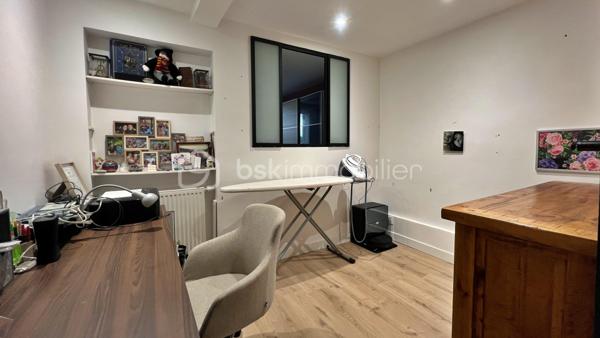 🏡 À découvrir à La Buisse – Appartement entièrement rénové de 85,5 m²

Dans une copropriété de 8 Logements et situé sur la très recherchée commune de LA BUISSE, 
cet appartement entièrement rénové de 85,5 m² saura vous séduire par ses volumes généreux, et la qualité de ses prestations.
Dès l’entrée, vous découvrirez une belle pièce de vie conviviale composée d’un vaste séjour ouvert sur une cuisine récente, aménagée et équipée de marque Schmidt, 
idéale pour partager des moments en famille ou entre amis.

L’espace nuit se compose de trois chambres, d’une salle de bain avec douche à l'italienne, ainsi que de deux WC, offrant un confort appréciable au quotidien.
Une buanderie indépendante, et un balcon agrémente ce bien.

Côté équipements, aucun travaux n’est à prévoir :
✔ Double vitrage PVC sur l’ensemble des ouvertures
✔ Volets roulants électriques
✔ Moustiquaires installées sur toutes les fenêtres
✔ Chauffage et production d'eau chaude par chaudière individuelle au gaz (De Dietrich) 
✔ Porte d’entrée neuve
✔ Appartement entièrement rénové avec goût
✔  DPE Classé C 

Le plus, une place de stationnement réservée dans le parking privé de la résidence.

Un bien clé en main, alliant confort moderne et fonctionnalité, dans un environnement recherché.

📍 Rare sur la commune de La Buisse !