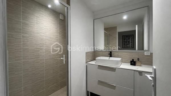 🏡 À découvrir à La Buisse – Appartement entièrement rénové de 85,5 m²

Dans une copropriété de 8 Logements et situé sur la très recherchée commune de LA BUISSE, 
cet appartement entièrement rénové de 85,5 m² saura vous séduire par ses volumes généreux, et la qualité de ses prestations.
Dès l’entrée, vous découvrirez une belle pièce de vie conviviale composée d’un vaste séjour ouvert sur une cuisine récente, aménagée et équipée de marque Schmidt, 
idéale pour partager des moments en famille ou entre amis.

L’espace nuit se compose de trois chambres, d’une salle de bain avec douche à l'italienne, ainsi que de deux WC, offrant un confort appréciable au quotidien.
Une buanderie indépendante, et un balcon agrémente ce bien.

Côté équipements, aucun travaux n’est à prévoir :
✔ Double vitrage PVC sur l’ensemble des ouvertures
✔ Volets roulants électriques
✔ Moustiquaires installées sur toutes les fenêtres
✔ Chauffage et production d'eau chaude par chaudière individuelle au gaz (De Dietrich) 
✔ Porte d’entrée neuve
✔ Appartement entièrement rénové avec goût
✔  DPE Classé C 

Le plus, une place de stationnement réservée dans le parking privé de la résidence.

Un bien clé en main, alliant confort moderne et fonctionnalité, dans un environnement recherché.

📍 Rare sur la commune de La Buisse !