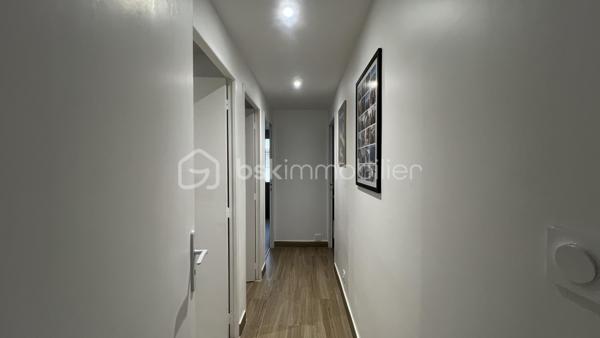 🏡 À découvrir à La Buisse – Appartement entièrement rénové de 85,5 m²

Dans une copropriété de 8 Logements et situé sur la très recherchée commune de LA BUISSE, 
cet appartement entièrement rénové de 85,5 m² saura vous séduire par ses volumes généreux, et la qualité de ses prestations.
Dès l’entrée, vous découvrirez une belle pièce de vie conviviale composée d’un vaste séjour ouvert sur une cuisine récente, aménagée et équipée de marque Schmidt, 
idéale pour partager des moments en famille ou entre amis.

L’espace nuit se compose de trois chambres, d’une salle de bain avec douche à l'italienne, ainsi que de deux WC, offrant un confort appréciable au quotidien.
Une buanderie indépendante, et un balcon agrémente ce bien.

Côté équipements, aucun travaux n’est à prévoir :
✔ Double vitrage PVC sur l’ensemble des ouvertures
✔ Volets roulants électriques
✔ Moustiquaires installées sur toutes les fenêtres
✔ Chauffage et production d'eau chaude par chaudière individuelle au gaz (De Dietrich) 
✔ Porte d’entrée neuve
✔ Appartement entièrement rénové avec goût
✔  DPE Classé C 

Le plus, une place de stationnement réservée dans le parking privé de la résidence.

Un bien clé en main, alliant confort moderne et fonctionnalité, dans un environnement recherché.

📍 Rare sur la commune de La Buisse !