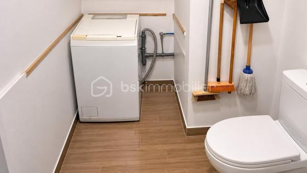 🏡 À découvrir à La Buisse – Appartement entièrement rénové de 85,5 m²

Dans une copropriété de 8 Logements et situé sur la très recherchée commune de LA BUISSE, 
cet appartement entièrement rénové de 85,5 m² saura vous séduire par ses volumes généreux, et la qualité de ses prestations.
Dès l’entrée, vous découvrirez une belle pièce de vie conviviale composée d’un vaste séjour ouvert sur une cuisine récente, aménagée et équipée de marque Schmidt, 
idéale pour partager des moments en famille ou entre amis.

L’espace nuit se compose de trois chambres, d’une salle de bain avec douche à l'italienne, ainsi que de deux WC, offrant un confort appréciable au quotidien.
Une buanderie indépendante, et un balcon agrémente ce bien.

Côté équipements, aucun travaux n’est à prévoir :
✔ Double vitrage PVC sur l’ensemble des ouvertures
✔ Volets roulants électriques
✔ Moustiquaires installées sur toutes les fenêtres
✔ Chauffage et production d'eau chaude par chaudière individuelle au gaz (De Dietrich) 
✔ Porte d’entrée neuve
✔ Appartement entièrement rénové avec goût
✔  DPE Classé C 

Le plus, une place de stationnement réservée dans le parking privé de la résidence.

Un bien clé en main, alliant confort moderne et fonctionnalité, dans un environnement recherché.

📍 Rare sur la commune de La Buisse !