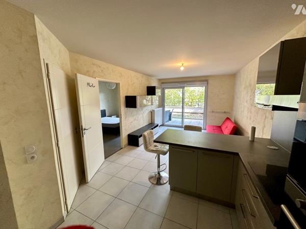 Dans un immeuble de -10ans avec piscine : T2 de 44m² meublé avec garage.