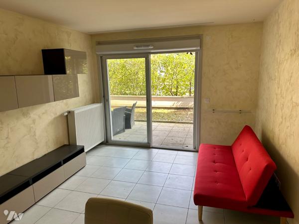 Dans un immeuble de -10ans avec piscine : T2 de 44m² meublé avec garage.