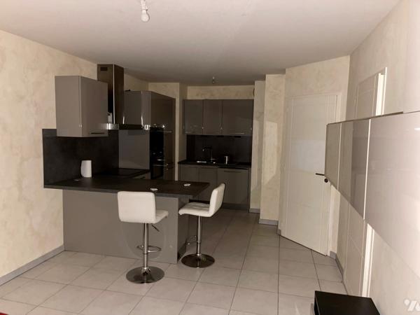 Dans un immeuble de -10ans avec piscine : T2 de 44m² meublé avec garage.