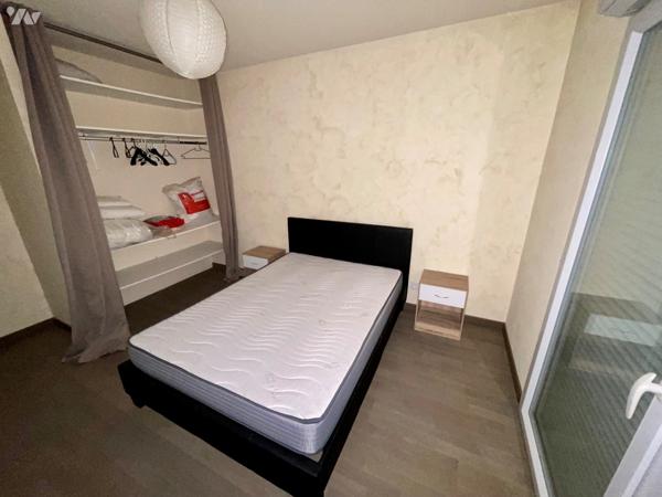 Dans un immeuble de -10ans avec piscine : T2 de 44m² meublé avec garage.