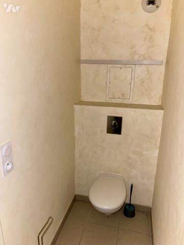 Dans un immeuble de -10ans avec piscine : T2 de 44m² meublé avec garage.