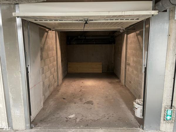 Dans un immeuble de -10ans avec piscine : T2 de 44m² meublé avec garage.