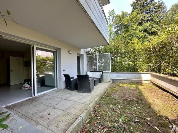 Dans un immeuble de -10ans avec piscine : T2 de 44m² meublé avec garage.