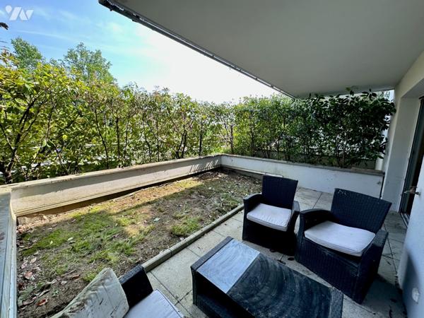 Dans un immeuble de -10ans avec piscine : T2 de 44m² meublé avec garage.