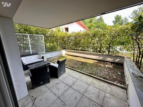 Dans un immeuble de -10ans avec piscine : T2 de 44m² meublé avec garage.