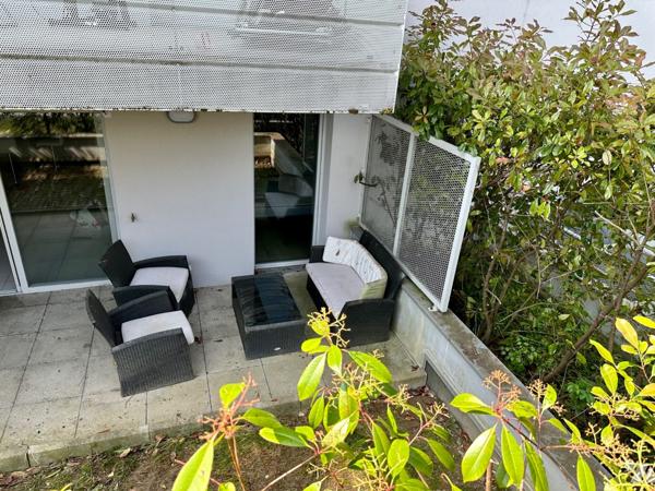Dans un immeuble de -10ans avec piscine : T2 de 44m² meublé avec garage.