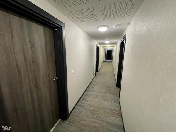 Dans un immeuble de -10ans avec piscine : T2 de 44m² meublé avec garage.