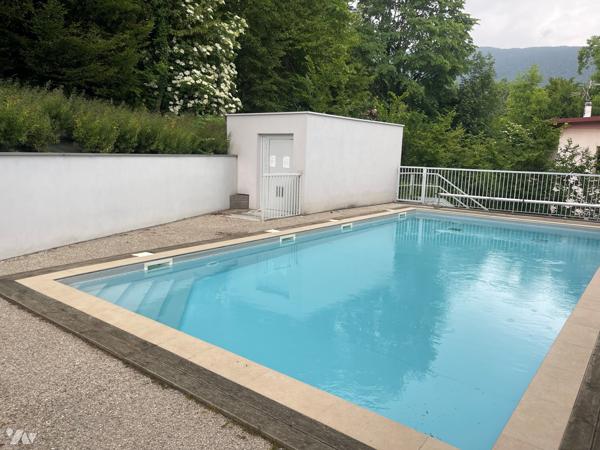 Dans un immeuble de -10ans avec piscine : T2 de 44m² meublé avec garage.