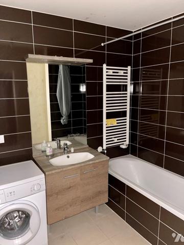 Dans un immeuble de -10ans avec piscine : T2 de 44m² meublé avec garage.