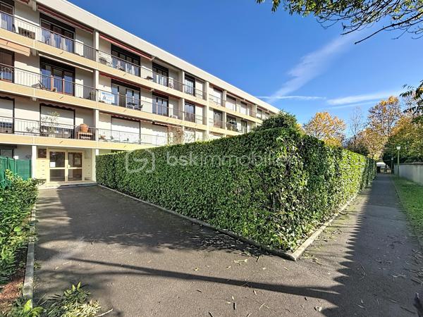 ECHIROLLES (résidence Henry IV / Domaine Jean Jaures): COUP DE COEUR ASSURÉ pour ce bien rare, alliant volume, sérénité et prestations modernes.

Venez découvrir ce magnifique T5 (transformé en T4) de plus de 113m2, situé au 2ème étage sur 3 avec ascenseur, d'une RÉSIDENCE RECHERCHÉE et calme tout en étant proche de toute les commodités (à pieds: écoles, crèche, commerces, bus).

La résidence entièrement fermée, offre de nombreux emplacements de PARKING, un PARC et une PISCINE pour les résident. 

L'appartement à été entièrement refait à neuf.
Il se compose ainsi:
- Grande pièce de vie lumineuse
- Balcon exposé SUD (avec store-ban récent)
- Cuisine américaine tout équipée
- 3 chambres
- Une salle d'eau avec double vasque
- Un dressing
- Un cellier

Une cave situé au sous sol.

Côté confort: Menuiserie en PVC double vitrage, volets roulants électriques, climatisation réversible, cheminée bioéthanol, fibre optique.

Charges de copropriété: 275€/mois (entretien des communs, des espaces verts, de la piscine, chauffage, eau froide et eau chaude)

A visiter sans tarder !