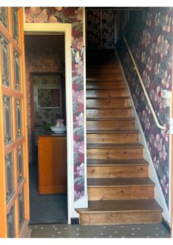 186000 E Maison mitoyenne d'environ 100 m2 sur 700 m2 de terrain avec bâtiment.