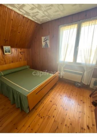 186000 E Maison mitoyenne d'environ 100 m2 sur 700 m2 de terrain avec bâtiment.