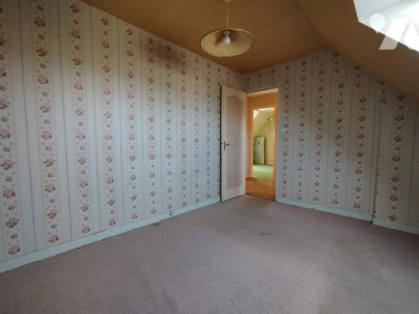 Maison d'habitation de style néo-breton, avec 5 chambres, sur cave total et garage double