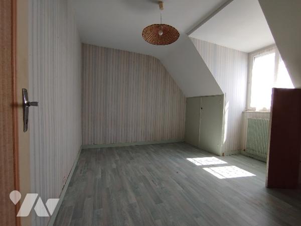 Maison d'habitation de style néo-breton, avec 5 chambres, sur cave total et garage double