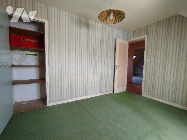 Maison d'habitation de style néo-breton, avec 5 chambres, sur cave total et garage double