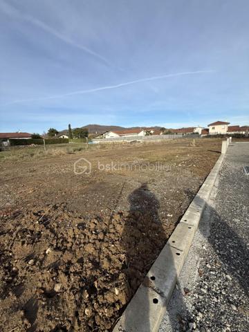 Situé sur la commune de Vinay, dans un environnement calme et agréable, venez découvrir ce terrain constructible de 413 m², idéal pour votre futur projet de construction.

Le terrain bénéficie d’une belle exposition et d’un cadre résidentiel recherché, à proximité des commodités, écoles, commerces et accès routiers.

✅ Superficie : 413 m²
✅ Terrain constructible
✅ Secteur calme
✅ Proche du centre et des commodités
✅ Belle opportunité pour résidence principale ou investissement

À découvrir rapidement !

📍 Vinay – 38470
📞 Pour plus d’informations ou organiser une visite, contactez-moi.