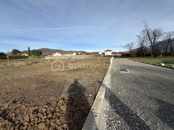 Situé sur la commune de Vinay, dans un environnement calme et agréable, venez découvrir ce terrain constructible de 413 m², idéal pour votre futur projet de construction.

Le terrain bénéficie d’une belle exposition et d’un cadre résidentiel recherché, à proximité des commodités, écoles, commerces et accès routiers.

✅ Superficie : 413 m²
✅ Terrain constructible
✅ Secteur calme
✅ Proche du centre et des commodités
✅ Belle opportunité pour résidence principale ou investissement

À découvrir rapidement !

📍 Vinay – 38470
📞 Pour plus d’informations ou organiser une visite, contactez-moi.