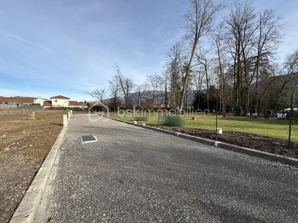 Situé sur la commune de Vinay, dans un environnement calme et agréable, venez découvrir ce terrain constructible de 413 m², idéal pour votre futur projet de construction.

Le terrain bénéficie d’une belle exposition et d’un cadre résidentiel recherché, à proximité des commodités, écoles, commerces et accès routiers.

✅ Superficie : 413 m²
✅ Terrain constructible
✅ Secteur calme
✅ Proche du centre et des commodités
✅ Belle opportunité pour résidence principale ou investissement

À découvrir rapidement !

📍 Vinay – 38470
📞 Pour plus d’informations ou organiser une visite, contactez-moi.