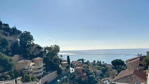 Roquebrune-Cap-Martin – Appartement rénové avec terrasse, stationnement et jardin privatif de 534 m²

À seulement 1,5 km de Monaco, avec un accès direct et facile, découvrez ce bel appartement entièrement rénové, situé dans une petite copropriété intimiste avec syndic bénévole et très faibles charges.

L'appartement de 4pièces se compose d'une entrée sécurisée avec porte blindée et caméra, d'un séjour lumineux avec cuisine américaine équipée, ouvrant sur une agréable terrasse d'environ 10 m² protégée par un store.

Depuis la pièce de vie et la cuisine, vous profitez d'une belle vue mer, apportant charme et luminosité au quotidien.

L'espace nuit comprend une grande chambre, une seconde chambre parentale avec accès terrasse et possibilité d'aménager un dressing, ainsi qu'une petite chambre pouvant faire office de bureau ou de chambre d'appoint.

La salle d'eau avec WC a été entièrement rénovée avec des prestations actuelles et soignées.

Le bien bénéficie d'un confort moderne domotique.

Côté stationnement, il est possible de garer deux petites citadines ou une grande voiture et une petite, un véritable atout à proximité de Monaco.

Le grand plus de ce bien : un magnifique jardin privatif de 534 m², situé à quelques mètres de l'appartement, piscinable selon autorisations, offrant un espace extérieur rare et précieux dans le secteur.

À pied, vous pourrez rejoindre la plage du Cabbé, sans utiliser la voiture, tout en restant à proximité immédiate de Monaco.

Les points forts

À seulement 1,5 km de Monaco
Appartement entièrement rénové
Petite copropriété avec syndic bénévole
Très faibles charges
Terrasse d'environ 10 m² avec store
Belle vue mer
Domotique
Stationnement pour 2 véhicules selon gabarit
Jardin privatif de 534 m²
Terrain piscinable selon autorisations
Accès à pied à la plage du Cabbé
Un bien rare sur le marché, idéal pour une résidence principale, un pied-à-terre proche de Monaco ou un investissement patrimonial de qualité.

VIDEO en lien 
À visiter sans tarder.