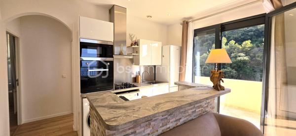 Roquebrune-Cap-Martin – Appartement rénové avec terrasse, stationnement et jardin privatif de 534 m²

À seulement 1,5 km de Monaco, avec un accès direct et facile, découvrez ce bel appartement entièrement rénové, situé dans une petite copropriété intimiste avec syndic bénévole et très faibles charges.

L'appartement de 4pièces se compose d'une entrée sécurisée avec porte blindée et caméra, d'un séjour lumineux avec cuisine américaine équipée, ouvrant sur une agréable terrasse d'environ 10 m² protégée par un store.

Depuis la pièce de vie et la cuisine, vous profitez d'une belle vue mer, apportant charme et luminosité au quotidien.

L'espace nuit comprend une grande chambre, une seconde chambre parentale avec accès terrasse et possibilité d'aménager un dressing, ainsi qu'une petite chambre pouvant faire office de bureau ou de chambre d'appoint.

La salle d'eau avec WC a été entièrement rénovée avec des prestations actuelles et soignées.

Le bien bénéficie d'un confort moderne domotique.

Côté stationnement, il est possible de garer deux petites citadines ou une grande voiture et une petite, un véritable atout à proximité de Monaco.

Le grand plus de ce bien : un magnifique jardin privatif de 534 m², situé à quelques mètres de l'appartement, piscinable selon autorisations, offrant un espace extérieur rare et précieux dans le secteur.

À pied, vous pourrez rejoindre la plage du Cabbé, sans utiliser la voiture, tout en restant à proximité immédiate de Monaco.

Les points forts

À seulement 1,5 km de Monaco
Appartement entièrement rénové
Petite copropriété avec syndic bénévole
Très faibles charges
Terrasse d'environ 10 m² avec store
Belle vue mer
Domotique
Stationnement pour 2 véhicules selon gabarit
Jardin privatif de 534 m²
Terrain piscinable selon autorisations
Accès à pied à la plage du Cabbé
Un bien rare sur le marché, idéal pour une résidence principale, un pied-à-terre proche de Monaco ou un investissement patrimonial de qualité.

VIDEO en lien 
À visiter sans tarder.