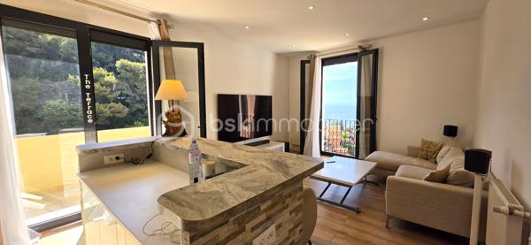 Roquebrune-Cap-Martin – Appartement rénové avec terrasse, stationnement et jardin privatif de 534 m²

À seulement 1,5 km de Monaco, avec un accès direct et facile, découvrez ce bel appartement entièrement rénové, situé dans une petite copropriété intimiste avec syndic bénévole et très faibles charges.

L'appartement de 4pièces se compose d'une entrée sécurisée avec porte blindée et caméra, d'un séjour lumineux avec cuisine américaine équipée, ouvrant sur une agréable terrasse d'environ 10 m² protégée par un store.

Depuis la pièce de vie et la cuisine, vous profitez d'une belle vue mer, apportant charme et luminosité au quotidien.

L'espace nuit comprend une grande chambre, une seconde chambre parentale avec accès terrasse et possibilité d'aménager un dressing, ainsi qu'une petite chambre pouvant faire office de bureau ou de chambre d'appoint.

La salle d'eau avec WC a été entièrement rénovée avec des prestations actuelles et soignées.

Le bien bénéficie d'un confort moderne domotique.

Côté stationnement, il est possible de garer deux petites citadines ou une grande voiture et une petite, un véritable atout à proximité de Monaco.

Le grand plus de ce bien : un magnifique jardin privatif de 534 m², situé à quelques mètres de l'appartement, piscinable selon autorisations, offrant un espace extérieur rare et précieux dans le secteur.

À pied, vous pourrez rejoindre la plage du Cabbé, sans utiliser la voiture, tout en restant à proximité immédiate de Monaco.

Les points forts

À seulement 1,5 km de Monaco
Appartement entièrement rénové
Petite copropriété avec syndic bénévole
Très faibles charges
Terrasse d'environ 10 m² avec store
Belle vue mer
Domotique
Stationnement pour 2 véhicules selon gabarit
Jardin privatif de 534 m²
Terrain piscinable selon autorisations
Accès à pied à la plage du Cabbé
Un bien rare sur le marché, idéal pour une résidence principale, un pied-à-terre proche de Monaco ou un investissement patrimonial de qualité.

VIDEO en lien 
À visiter sans tarder.