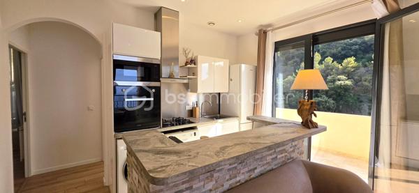 Roquebrune-Cap-Martin – Appartement rénové avec terrasse, stationnement et jardin privatif de 534 m²

À seulement 1,5 km de Monaco, avec un accès direct et facile, découvrez ce bel appartement entièrement rénové, situé dans une petite copropriété intimiste avec syndic bénévole et très faibles charges.

L'appartement de 4pièces se compose d'une entrée sécurisée avec porte blindée et caméra, d'un séjour lumineux avec cuisine américaine équipée, ouvrant sur une agréable terrasse d'environ 10 m² protégée par un store.

Depuis la pièce de vie et la cuisine, vous profitez d'une belle vue mer, apportant charme et luminosité au quotidien.

L'espace nuit comprend une grande chambre, une seconde chambre parentale avec accès terrasse et possibilité d'aménager un dressing, ainsi qu'une petite chambre pouvant faire office de bureau ou de chambre d'appoint.

La salle d'eau avec WC a été entièrement rénovée avec des prestations actuelles et soignées.

Le bien bénéficie d'un confort moderne domotique.

Côté stationnement, il est possible de garer deux petites citadines ou une grande voiture et une petite, un véritable atout à proximité de Monaco.

Le grand plus de ce bien : un magnifique jardin privatif de 534 m², situé à quelques mètres de l'appartement, piscinable selon autorisations, offrant un espace extérieur rare et précieux dans le secteur.

À pied, vous pourrez rejoindre la plage du Cabbé, sans utiliser la voiture, tout en restant à proximité immédiate de Monaco.

Les points forts

À seulement 1,5 km de Monaco
Appartement entièrement rénové
Petite copropriété avec syndic bénévole
Très faibles charges
Terrasse d'environ 10 m² avec store
Belle vue mer
Domotique
Stationnement pour 2 véhicules selon gabarit
Jardin privatif de 534 m²
Terrain piscinable selon autorisations
Accès à pied à la plage du Cabbé
Un bien rare sur le marché, idéal pour une résidence principale, un pied-à-terre proche de Monaco ou un investissement patrimonial de qualité.

VIDEO en lien 
À visiter sans tarder.