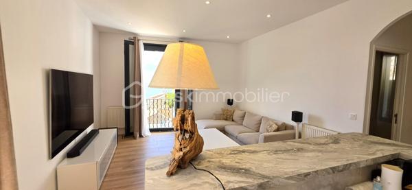 Roquebrune-Cap-Martin – Appartement rénové avec terrasse, stationnement et jardin privatif de 534 m²

À seulement 1,5 km de Monaco, avec un accès direct et facile, découvrez ce bel appartement entièrement rénové, situé dans une petite copropriété intimiste avec syndic bénévole et très faibles charges.

L'appartement de 4pièces se compose d'une entrée sécurisée avec porte blindée et caméra, d'un séjour lumineux avec cuisine américaine équipée, ouvrant sur une agréable terrasse d'environ 10 m² protégée par un store.

Depuis la pièce de vie et la cuisine, vous profitez d'une belle vue mer, apportant charme et luminosité au quotidien.

L'espace nuit comprend une grande chambre, une seconde chambre parentale avec accès terrasse et possibilité d'aménager un dressing, ainsi qu'une petite chambre pouvant faire office de bureau ou de chambre d'appoint.

La salle d'eau avec WC a été entièrement rénovée avec des prestations actuelles et soignées.

Le bien bénéficie d'un confort moderne domotique.

Côté stationnement, il est possible de garer deux petites citadines ou une grande voiture et une petite, un véritable atout à proximité de Monaco.

Le grand plus de ce bien : un magnifique jardin privatif de 534 m², situé à quelques mètres de l'appartement, piscinable selon autorisations, offrant un espace extérieur rare et précieux dans le secteur.

À pied, vous pourrez rejoindre la plage du Cabbé, sans utiliser la voiture, tout en restant à proximité immédiate de Monaco.

Les points forts

À seulement 1,5 km de Monaco
Appartement entièrement rénové
Petite copropriété avec syndic bénévole
Très faibles charges
Terrasse d'environ 10 m² avec store
Belle vue mer
Domotique
Stationnement pour 2 véhicules selon gabarit
Jardin privatif de 534 m²
Terrain piscinable selon autorisations
Accès à pied à la plage du Cabbé
Un bien rare sur le marché, idéal pour une résidence principale, un pied-à-terre proche de Monaco ou un investissement patrimonial de qualité.

VIDEO en lien 
À visiter sans tarder.