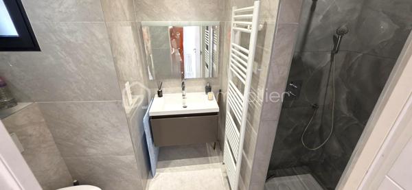 Roquebrune-Cap-Martin – Appartement rénové avec terrasse, stationnement et jardin privatif de 534 m²

À seulement 1,5 km de Monaco, avec un accès direct et facile, découvrez ce bel appartement entièrement rénové, situé dans une petite copropriété intimiste avec syndic bénévole et très faibles charges.

L'appartement de 4pièces se compose d'une entrée sécurisée avec porte blindée et caméra, d'un séjour lumineux avec cuisine américaine équipée, ouvrant sur une agréable terrasse d'environ 10 m² protégée par un store.

Depuis la pièce de vie et la cuisine, vous profitez d'une belle vue mer, apportant charme et luminosité au quotidien.

L'espace nuit comprend une grande chambre, une seconde chambre parentale avec accès terrasse et possibilité d'aménager un dressing, ainsi qu'une petite chambre pouvant faire office de bureau ou de chambre d'appoint.

La salle d'eau avec WC a été entièrement rénovée avec des prestations actuelles et soignées.

Le bien bénéficie d'un confort moderne domotique.

Côté stationnement, il est possible de garer deux petites citadines ou une grande voiture et une petite, un véritable atout à proximité de Monaco.

Le grand plus de ce bien : un magnifique jardin privatif de 534 m², situé à quelques mètres de l'appartement, piscinable selon autorisations, offrant un espace extérieur rare et précieux dans le secteur.

À pied, vous pourrez rejoindre la plage du Cabbé, sans utiliser la voiture, tout en restant à proximité immédiate de Monaco.

Les points forts

À seulement 1,5 km de Monaco
Appartement entièrement rénové
Petite copropriété avec syndic bénévole
Très faibles charges
Terrasse d'environ 10 m² avec store
Belle vue mer
Domotique
Stationnement pour 2 véhicules selon gabarit
Jardin privatif de 534 m²
Terrain piscinable selon autorisations
Accès à pied à la plage du Cabbé
Un bien rare sur le marché, idéal pour une résidence principale, un pied-à-terre proche de Monaco ou un investissement patrimonial de qualité.

VIDEO en lien 
À visiter sans tarder.