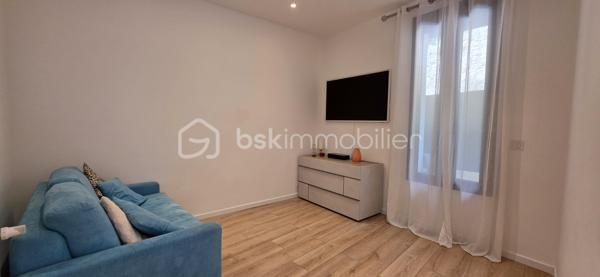 Roquebrune-Cap-Martin – Appartement rénové avec terrasse, stationnement et jardin privatif de 534 m²

À seulement 1,5 km de Monaco, avec un accès direct et facile, découvrez ce bel appartement entièrement rénové, situé dans une petite copropriété intimiste avec syndic bénévole et très faibles charges.

L'appartement de 4pièces se compose d'une entrée sécurisée avec porte blindée et caméra, d'un séjour lumineux avec cuisine américaine équipée, ouvrant sur une agréable terrasse d'environ 10 m² protégée par un store.

Depuis la pièce de vie et la cuisine, vous profitez d'une belle vue mer, apportant charme et luminosité au quotidien.

L'espace nuit comprend une grande chambre, une seconde chambre parentale avec accès terrasse et possibilité d'aménager un dressing, ainsi qu'une petite chambre pouvant faire office de bureau ou de chambre d'appoint.

La salle d'eau avec WC a été entièrement rénovée avec des prestations actuelles et soignées.

Le bien bénéficie d'un confort moderne domotique.

Côté stationnement, il est possible de garer deux petites citadines ou une grande voiture et une petite, un véritable atout à proximité de Monaco.

Le grand plus de ce bien : un magnifique jardin privatif de 534 m², situé à quelques mètres de l'appartement, piscinable selon autorisations, offrant un espace extérieur rare et précieux dans le secteur.

À pied, vous pourrez rejoindre la plage du Cabbé, sans utiliser la voiture, tout en restant à proximité immédiate de Monaco.

Les points forts

À seulement 1,5 km de Monaco
Appartement entièrement rénové
Petite copropriété avec syndic bénévole
Très faibles charges
Terrasse d'environ 10 m² avec store
Belle vue mer
Domotique
Stationnement pour 2 véhicules selon gabarit
Jardin privatif de 534 m²
Terrain piscinable selon autorisations
Accès à pied à la plage du Cabbé
Un bien rare sur le marché, idéal pour une résidence principale, un pied-à-terre proche de Monaco ou un investissement patrimonial de qualité.

VIDEO en lien 
À visiter sans tarder.