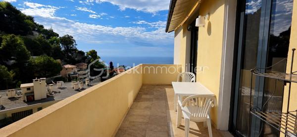 Roquebrune-Cap-Martin – Appartement rénové avec terrasse, stationnement et jardin privatif de 534 m²

À seulement 1,5 km de Monaco, avec un accès direct et facile, découvrez ce bel appartement entièrement rénové, situé dans une petite copropriété intimiste avec syndic bénévole et très faibles charges.

L'appartement de 4pièces se compose d'une entrée sécurisée avec porte blindée et caméra, d'un séjour lumineux avec cuisine américaine équipée, ouvrant sur une agréable terrasse d'environ 10 m² protégée par un store.

Depuis la pièce de vie et la cuisine, vous profitez d'une belle vue mer, apportant charme et luminosité au quotidien.

L'espace nuit comprend une grande chambre, une seconde chambre parentale avec accès terrasse et possibilité d'aménager un dressing, ainsi qu'une petite chambre pouvant faire office de bureau ou de chambre d'appoint.

La salle d'eau avec WC a été entièrement rénovée avec des prestations actuelles et soignées.

Le bien bénéficie d'un confort moderne domotique.

Côté stationnement, il est possible de garer deux petites citadines ou une grande voiture et une petite, un véritable atout à proximité de Monaco.

Le grand plus de ce bien : un magnifique jardin privatif de 534 m², situé à quelques mètres de l'appartement, piscinable selon autorisations, offrant un espace extérieur rare et précieux dans le secteur.

À pied, vous pourrez rejoindre la plage du Cabbé, sans utiliser la voiture, tout en restant à proximité immédiate de Monaco.

Les points forts

À seulement 1,5 km de Monaco
Appartement entièrement rénové
Petite copropriété avec syndic bénévole
Très faibles charges
Terrasse d'environ 10 m² avec store
Belle vue mer
Domotique
Stationnement pour 2 véhicules selon gabarit
Jardin privatif de 534 m²
Terrain piscinable selon autorisations
Accès à pied à la plage du Cabbé
Un bien rare sur le marché, idéal pour une résidence principale, un pied-à-terre proche de Monaco ou un investissement patrimonial de qualité.

VIDEO en lien 
À visiter sans tarder.