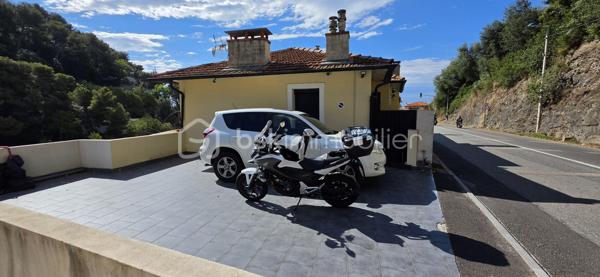 Roquebrune-Cap-Martin – Appartement rénové avec terrasse, stationnement et jardin privatif de 534 m²

À seulement 1,5 km de Monaco, avec un accès direct et facile, découvrez ce bel appartement entièrement rénové, situé dans une petite copropriété intimiste avec syndic bénévole et très faibles charges.

L'appartement de 4pièces se compose d'une entrée sécurisée avec porte blindée et caméra, d'un séjour lumineux avec cuisine américaine équipée, ouvrant sur une agréable terrasse d'environ 10 m² protégée par un store.

Depuis la pièce de vie et la cuisine, vous profitez d'une belle vue mer, apportant charme et luminosité au quotidien.

L'espace nuit comprend une grande chambre, une seconde chambre parentale avec accès terrasse et possibilité d'aménager un dressing, ainsi qu'une petite chambre pouvant faire office de bureau ou de chambre d'appoint.

La salle d'eau avec WC a été entièrement rénovée avec des prestations actuelles et soignées.

Le bien bénéficie d'un confort moderne domotique.

Côté stationnement, il est possible de garer deux petites citadines ou une grande voiture et une petite, un véritable atout à proximité de Monaco.

Le grand plus de ce bien : un magnifique jardin privatif de 534 m², situé à quelques mètres de l'appartement, piscinable selon autorisations, offrant un espace extérieur rare et précieux dans le secteur.

À pied, vous pourrez rejoindre la plage du Cabbé, sans utiliser la voiture, tout en restant à proximité immédiate de Monaco.

Les points forts

À seulement 1,5 km de Monaco
Appartement entièrement rénové
Petite copropriété avec syndic bénévole
Très faibles charges
Terrasse d'environ 10 m² avec store
Belle vue mer
Domotique
Stationnement pour 2 véhicules selon gabarit
Jardin privatif de 534 m²
Terrain piscinable selon autorisations
Accès à pied à la plage du Cabbé
Un bien rare sur le marché, idéal pour une résidence principale, un pied-à-terre proche de Monaco ou un investissement patrimonial de qualité.

VIDEO en lien 
À visiter sans tarder.