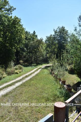 Propriété potentielle bénéficiant d'une tranquillité absolue, au sein d'un somptueux parc de 5 hectares, un véritable havre de verdure.
