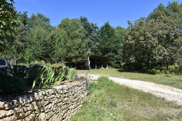 Propriété potentielle bénéficiant d'une tranquillité absolue, au sein d'un somptueux parc de 5 hectares, un véritable havre de verdure.