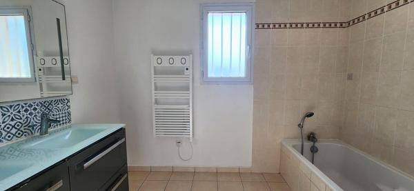 ITEUIL - PLAIN PIED - 131 m² - 5 CHAMBRES - JARDIN