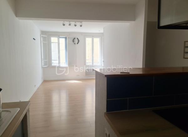 Maison de village de 109m² fonctionnels, composé comme suit:
Rez de Chaussé: Cave - Espace de rangement ; possibilité de réhabilité en logement indépendant.
1er étage: Pièce de vie lumineuse avec cuisine ouverte. Salle d'eau moderne avec douche à l'italienne.
2ème étage: Grand dressing, wc, 2 chambres. 
3éme étage: Chambre et combles.