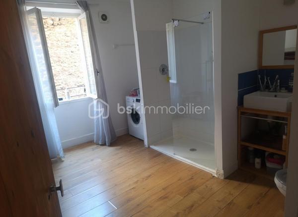 Maison de village de 109m² fonctionnels, composé comme suit:
Rez de Chaussé: Cave - Espace de rangement ; possibilité de réhabilité en logement indépendant.
1er étage: Pièce de vie lumineuse avec cuisine ouverte. Salle d'eau moderne avec douche à l'italienne.
2ème étage: Grand dressing, wc, 2 chambres. 
3éme étage: Chambre et combles.