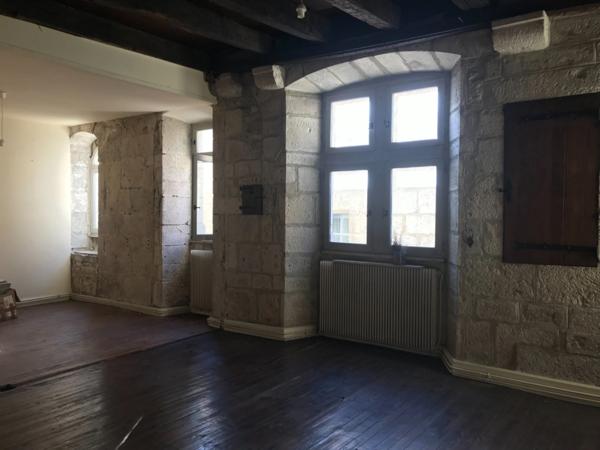 Dpt Dordogne (24), à vendre PERIGUEUX immeuble de 360 m²