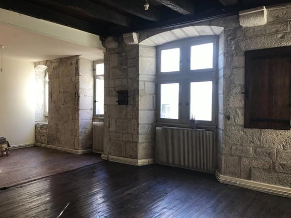 Dpt Dordogne (24), à vendre PERIGUEUX immeuble de 360 m²