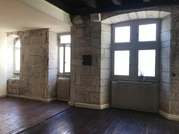 Dpt Dordogne (24), à vendre PERIGUEUX immeuble de 360 m²