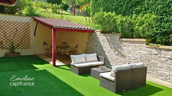 Propriété contemporaine avec piscine comprenant 3 logements indépendants