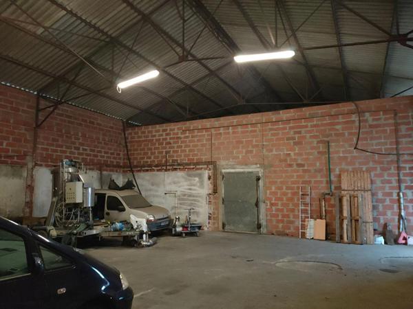 BATIMENT / ENTREPOT 350 m² AVEC PARKING