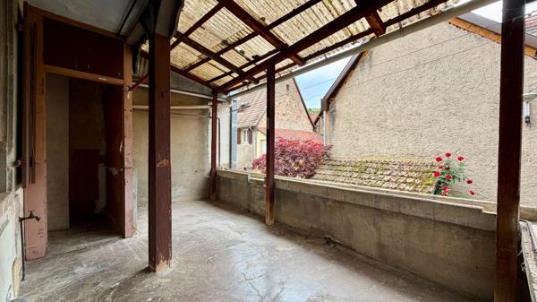 Grande maison de village avec terrasse intimiste, combles aménageables et grange à rénover