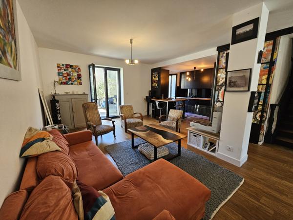 VOUILLE Maison de bourg entièrement rénovée avec terrasse, 5 chambres.et dépendances.