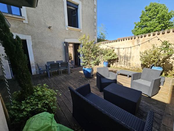 VOUILLE Maison de bourg entièrement rénovée avec terrasse, 5 chambres.et dépendances.